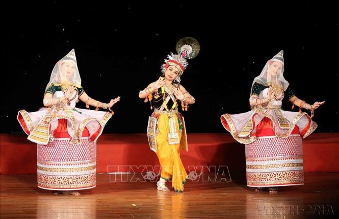 Các vũ công đoàn nghệ thuật Viện Hàn lâm nhạc vũ kịch quốc gia Sangeet Natak Ấn Độ biểu diễn Múa cổ điển Ấn Độ (Đà Nẵng, 11/3/2014). Ảnh: Trần Lê Lâm – TTXVN
