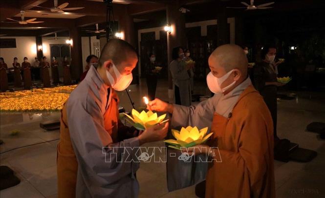 Tăng ni, Phật tử TP Hồ Chí Minh thắp nến cầu nguyện, đồng tâm chia sẻ khó khăn, mất mát vì COVID-19 với nhân dân Ấn Độ. Ảnh: Xuân Khu – TTXVN
