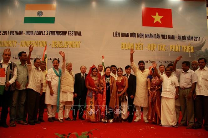 Đại biểu hai nước tại Lễ khai mạc Liên hoan hữu nghị nhân dân Việt Nam - Ấn Độ năm 2011 (Hà Nội, 19/9/2011). Ảnh: Hội hữu nghị Việt Nam - Ấn Độ

