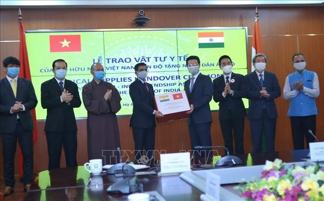 Hội Hữu nghị Việt Nam - Ấn Độ trao tặng 100.000 khẩu trang y tế giúp nhân dân Ấn Độ phòng, chống COVID-19 (Hà Nội, 21/4/2020). Ảnh: Danh Lam – TTXVN