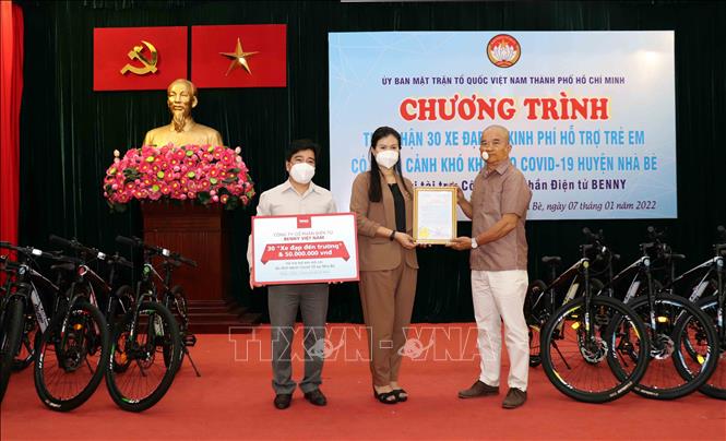 Trong ảnh: Bà Dương Thị Huyền Trâm, Trưởng Ban Phong trào, Ủy ban MTTQ Việt Nam Thành phố trao thư cảm ơn cho đại diện Công ty Benny Việt Nam. Ảnh: Xuân Khu-TTXVN
