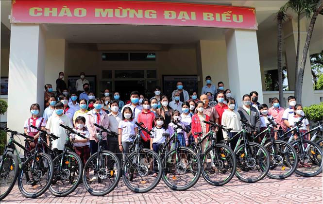 Trong ảnh: Quang cảnh lễ tiếp nhận và trao tặng 30 xe đạp cùng kinh phí hỗ trợ cho học sinh gặp khó khăn do dịch COVID-19 trên địa bàn huyện Nhà Bè. Ảnh: Xuân Khu-TTXVN