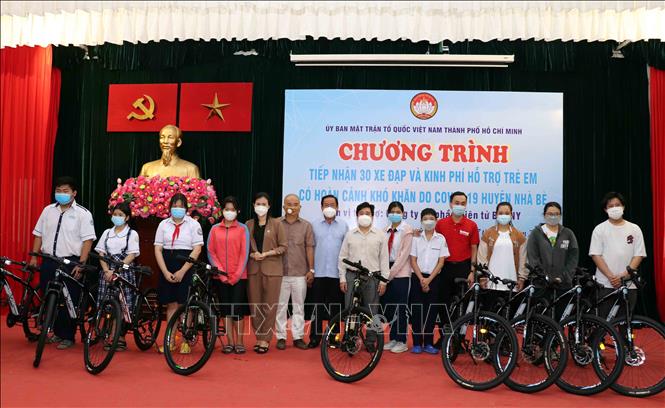 Trong ảnh: Quang cảnh lễ tiếp nhận và trao tặng 30 xe đạp cùng kinh phí hỗ trợ cho học sinh gặp khó khăn do dịch COVID-19 trên địa bàn huyện Nhà Bè. Ảnh: Xuân Khu-TTXVN