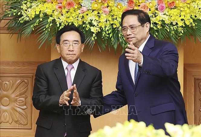 Thủ tướng Phạm Minh Chính và Thủ tướng Lào Phankham Viphavanh. Ảnh: Dương Giang-TTXVN