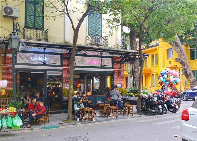 Một quán cà phê trên phố Đinh Lễ (phường Tràng Tiền) phục vụ tại chỗ trở lại. Ảnh: Tuấn Đức - TTXVN