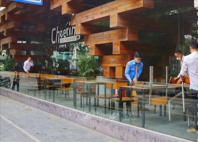 Một nhà hàng trên phố Phan Huy Chú (phường Phan Chu Trinh) dọn dẹp chuẩn bị phục vụ tại chỗ. Ảnh: Tuấn Đức - TTXVN