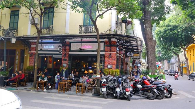 Một quán cà phê trên phố Đinh Lễ (phường Tràng Tiền) phục vụ tại chỗ trở lại. Ảnh: Tuấn Đức - TTXVN
