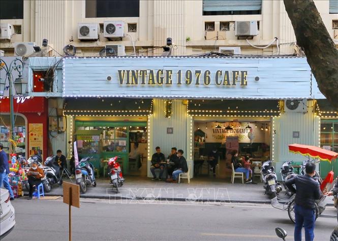 Một quán cà phê trên phố Đinh Lễ (phường Tràng Tiền) phục vụ tại chỗ trở lại. Ảnh: Tuấn Đức - TTXVN