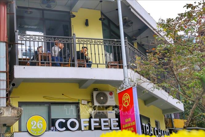 Quán trà chanh trên phố Nhà Thờ (phường Hàng Trống) phục vụ tại chỗ trở lại. Ảnh: Tuấn Đức - TTXVN