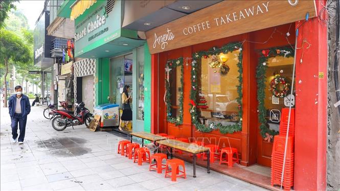 Một quán cà phê trên phố Lê Thánh Tông (phường  Phan Chu Trinh) chuẩn bị phục vụ tại chỗ trở lại. Ảnh: Tuấn Đức - TTXVN