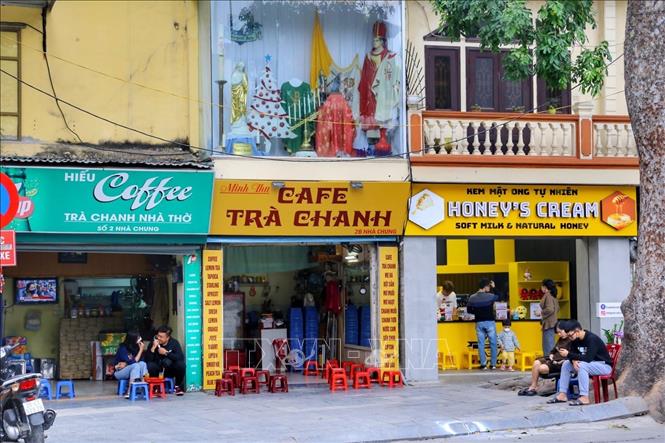 Nhiều quán trà chanh trên phố Nhà Chung (phường Hàng Trống) phục vụ tại chỗ trở lại. Ảnh: Tuấn Đức - TTXVN