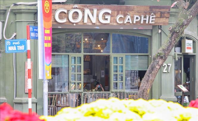 Một quán cà phê Cộng trên phố Nhà Chung (phường Hàng Trống) phục vụ tại chỗ trở lại. Ảnh: Tuấn Đức - TTXVN