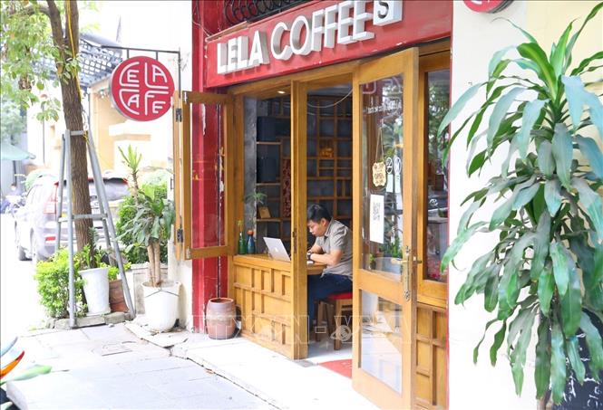 Một quán cà phê trên phố Hàng Trống (phường Hàng Trống) phục vụ tại chỗ trở lại. Ảnh: Tuấn Đức - TTXVN