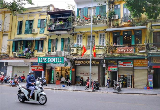 Nhiều quán cà phê trên phố Hàng Khay (phường Tràng Tiền) cho phục vụ tại chỗ trở lại. Ảnh: Tuấn Đức - TTXVN