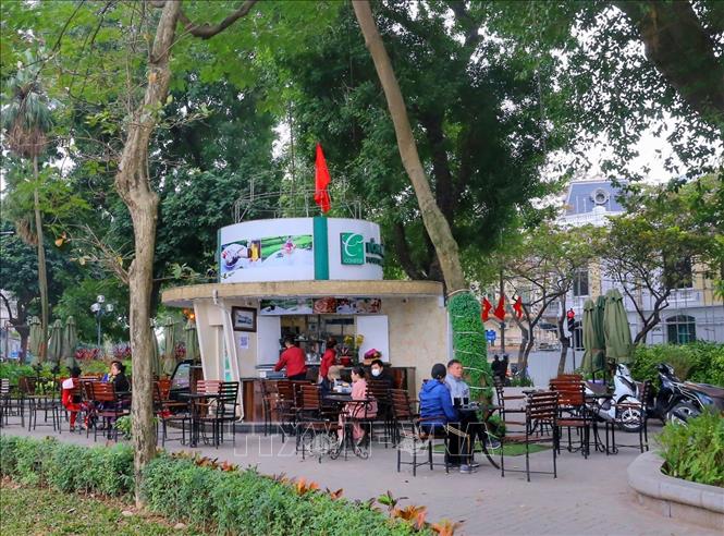 Một quán kem ven Hồ Gươm phục vụ tại chỗ trở lại. Ảnh: Tuấn Đức - TTXVN