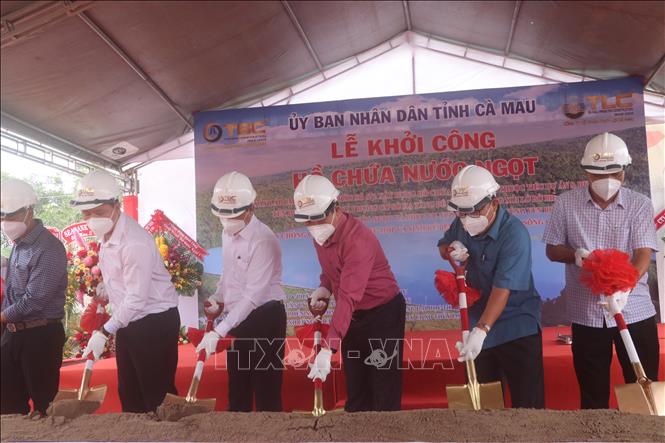 Các đại biểu thực hiện nghi thức động thổ, khởi công xây dựng công trình. Ảnh: Huỳnh Anh - TTXVN