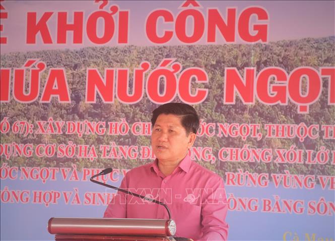 Phó Chủ tịch UBND tỉnh Cà Mau Lê Văn Sử phát biểu tại lễ khởi công. Ảnh: Huỳnh Anh - TTXVN