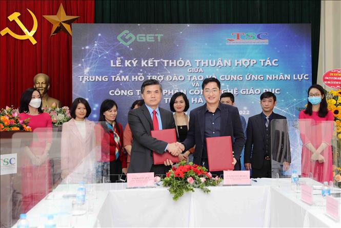 Ông Bùi Văn Linh (bên trái), Giám đốc Trung tâm Hỗ trợ Đào tạo và Cung ứng nhân lực thực hiện ký kết với Công ty cổ phần công nghệ Thiên Hà Xanh. Ảnh: Thanh Tùng – TTXVN