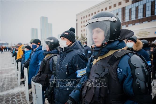 Trong ảnh: Cảnh sát và người dân tại thủ đô Nur-Sultan, Kazakhstan ngày 8/1/2022. Ảnh: THX/TTXVN