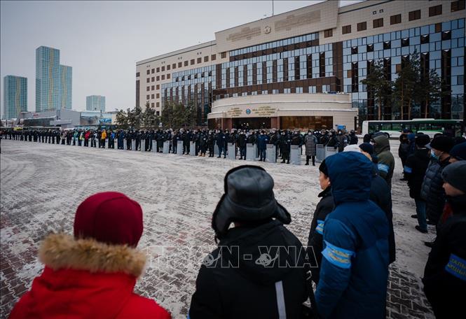 Trong ảnh: Cảnh sát và người dân tại thủ đô Nur-Sultan, Kazakhstan ngày 8/1/2022. Ảnh: THX/TTXVN