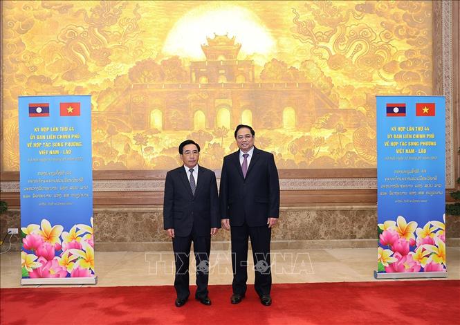 Trong ảnh: Thủ tướng Phạm Minh Chính và Thủ tướng Lào Phankham Viphavanh chụp ảnh chung. Ảnh: Dương Giang-TTXVN
