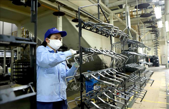 Photo: A production line of the Ohashi Tekko Vietnam Co. Ltd at Binh Xuyen IZ. VNA Photo: Hoàng Hùng 