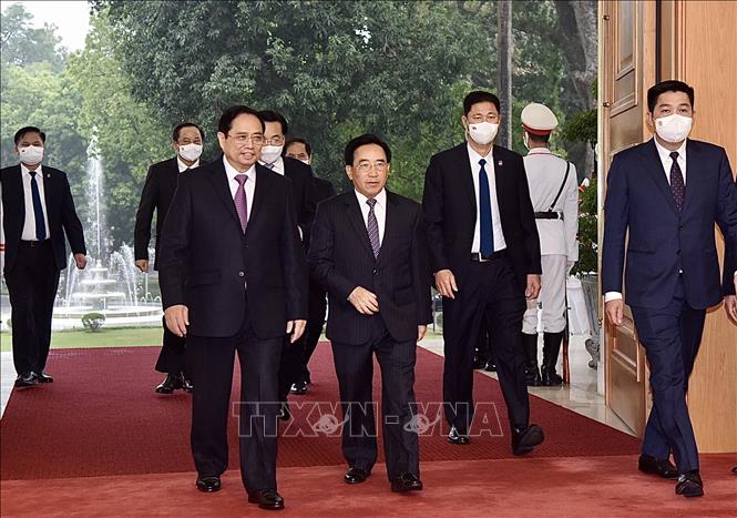 Trong ảnh: Thủ tướng Phạm Minh Chính đón Thủ tướng Lào Phankham Viphavanh đến cuộc họp. Ảnh: Dương Giang-TTXVN