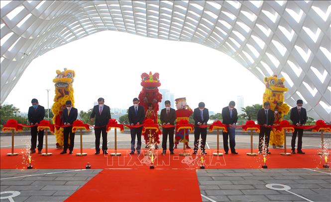 Photo: Delegates cut the ribbon to inaugurate the APEC Statue Park expansion project. VNA Photo: Trần Lê Lâm