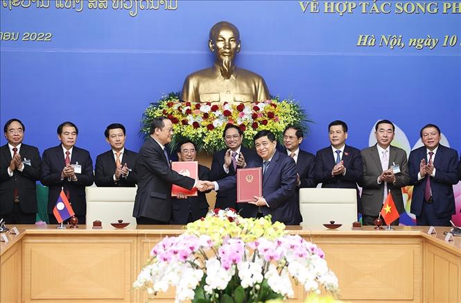 Trong ảnh: Thủ tướng Phạm Minh Chính và Thủ tướng Lào Phankham Viphavanh chứng kiến Lễ ký kết thoả thuận về Kế hoạch hợp tác Việt Nam-Lào năm 2022. Ảnh: Dương Giang-TTXVN