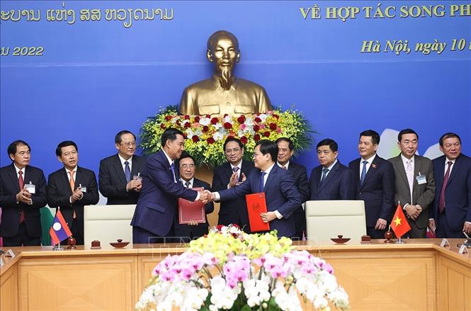Trong ảnh: Thủ tướng Phạm Minh Chính và Thủ tướng Lào Phankham Viphavanh chứng kiến trao Thoả thuận triển khai Dự án xây dựng Trung tâm đào tạo và bồi dưỡng Thanh thiếu niên Lào-Việt Nam. Ảnh: Dương Giang-TTXVN