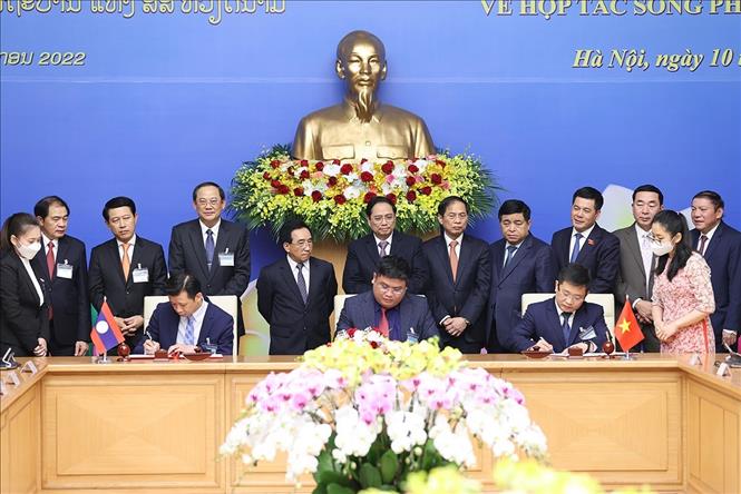 Trong ảnh: Lễ ký Bản cam kết giữa 3 cổ đông Việt Nam và Lào về việc thực hiện tăng tỷ lệ sở hữu của Chính phủ Lào từ 20% lên 60% vốn điều lệ tại Công ty Cổ phần Cảng quốc tế Lào-Việt Nam. Ảnh: Dương Giang-TTXVN