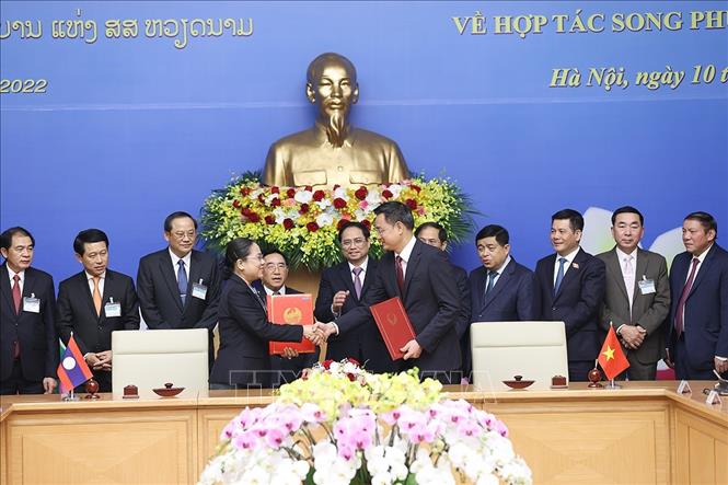 Trong ảnh: Thủ tướng Phạm Minh Chính và Thủ tướng Lào Phankham Viphavanh chứng kiến trao Thoả thuận triển khai Dự án xây dựng Đài phát thanh phát hình tại tỉnh Hủa Phăn. Ảnh: Dương Giang-TTXVN