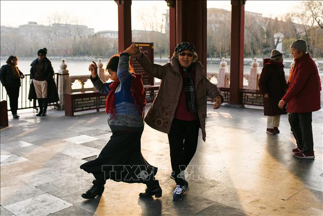 Trong ảnh: Người cao tuổi học khiêu vũ tại một công viên ở Bắc Kinh, Trung Quốc. Ảnh: AFP/TTXVN