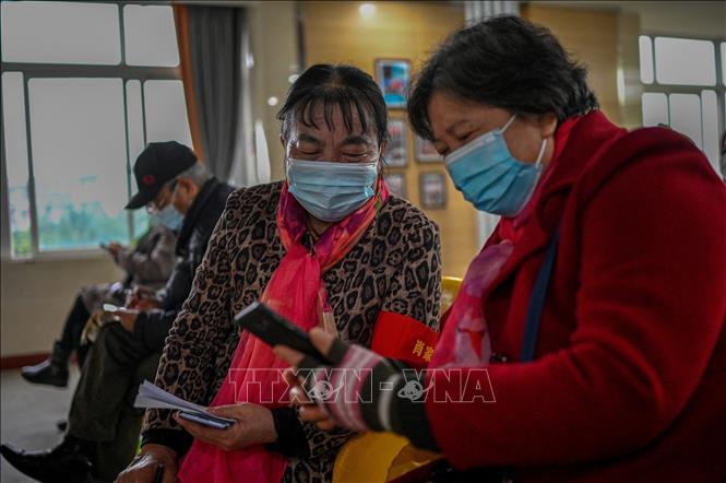 Trong ảnh: Người cao tuổi tham gia một lớp học về sử dụng dịch vụ số tại Thành Đô, tỉnh Tứ Xuyên, Trung Quốc. Ảnh: AFP/TTXVN