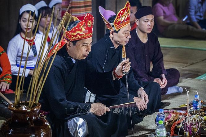 Trong ảnh: Thầy Mo Mường Bùi Văn Minh chủ trì một buổi lễ làm mát nhà của người Mường. Ảnh: Trọng Đạt-TTXVN
