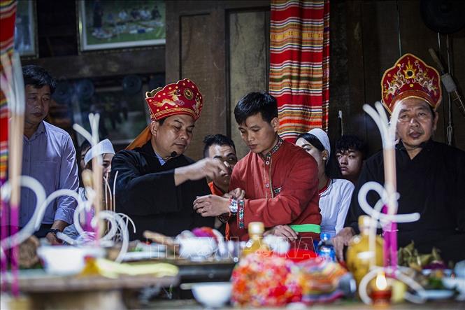Trong ảnh: Thầy Mo Bùi Văn Minh trong một buổi lễ làm mát nhà của người Mường. Ảnh: Trọng Đạt-TTXVN