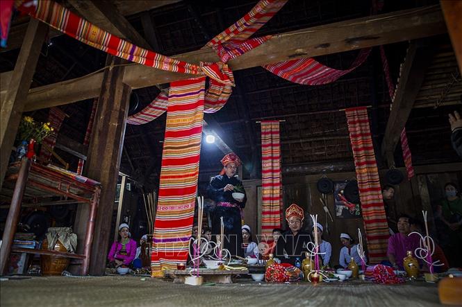 Trong ảnh: Thầy mo là người thực hiện toàn bộ những nghi lễ cần có trong một đời người. Ảnh: Trọng Đạt-TTXVN