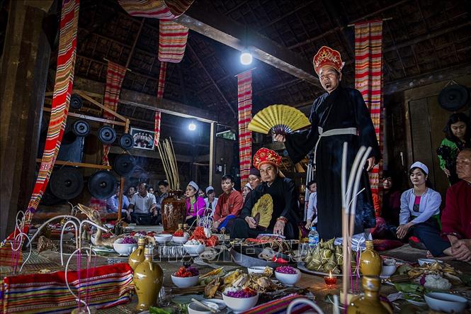Trong ảnh: Các nghi lễ Mo là nghi lễ nhằm cho con cháu lần cuối cùng được báo hiếu cha mẹ và chuẩn bị “hành trang” cho người chết đi sang thế giới Mường Ma. Ảnh: Trọng Đạt-TTXVN