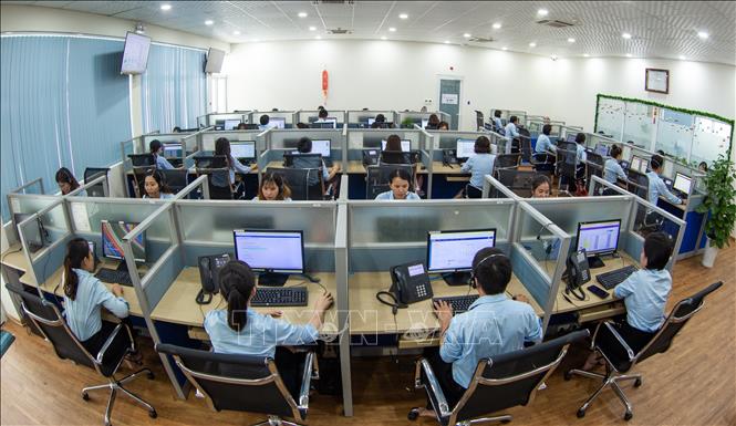Trong ảnh: Nhân viên chăm sóc khách hàng của Tổng công ty Điện lực miền Trung (EVNCPC) túc trực để phục vụ khách hàng qua đầu số Hotline 19001909 duy nhất. Ảnh: TTXVN phát
