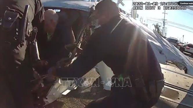 Trong ảnh (trích từ video): Cảnh sát kéo viên phi công ra khỏi máy bay ngay trước khi tàu hỏa lao tới tại thành phố Los Angeles, bang California, Mỹ ngày 9/1/2022. Ảnh: Los Angeles Police Department/TTXVN