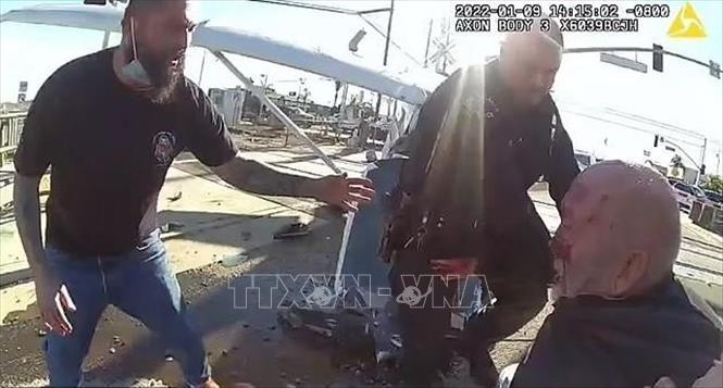 Trong ảnh (trích từ video): Cảnh sát kéo viên phi công ra khỏi máy bay ngay trước khi tàu hỏa lao tới tại thành phố Los Angeles, bang California, Mỹ ngày 9/1/2022. Ảnh: REUTERS/TTXVN