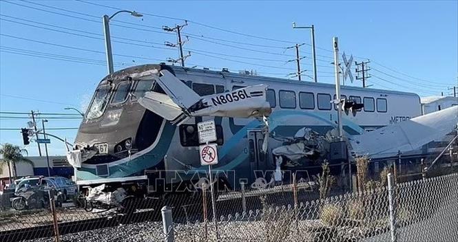Trong ảnh (trích từ video): Tàu hỏa lao tới đâm vỡ chiếc máy bay hạ cánh khẩn cấp trước đó tại thành phố Los Angeles, bang California, Mỹ ngày 9/1/2022. Ảnh: REUTERS/TTXVN