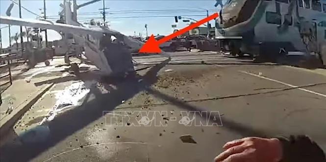 Trong ảnh (trích từ video): Tàu hỏa lao tới đâm vỡ chiếc máy bay hạ cánh khẩn cấp trước đó tại thành phố Los Angeles, bang California, Mỹ ngày 9/1/2022. Ảnh: Yahoo! News/TTXVN