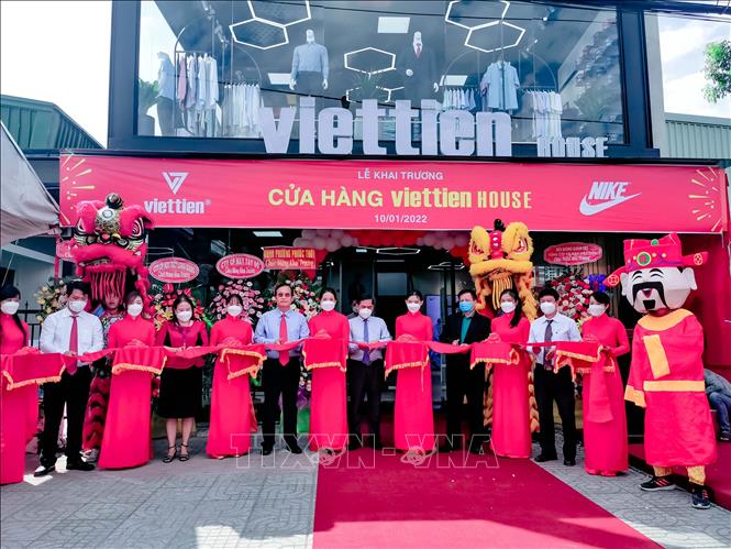 Đại biểu cắt băng khai trương cửa hàng Việt Tiến House do Công ty May Tây Đô làm đại lý. Ảnh: Thanh Liêm - TTXVN