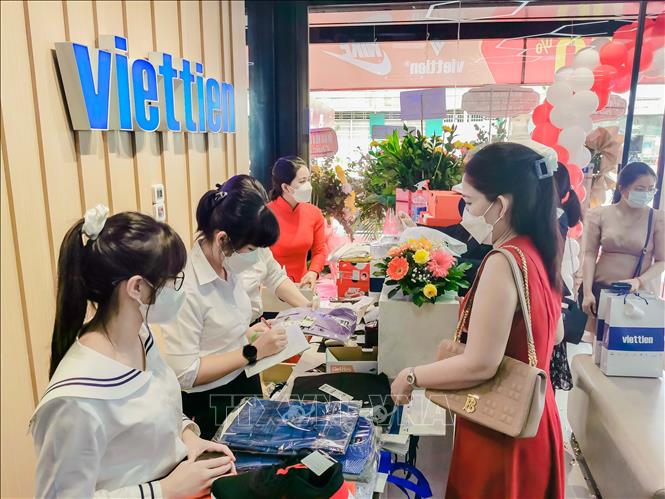 Khách hàng mua sắm tại cửa hàng Việt Tiến House (phường Phước Thới, quận Ô Môn, TP Cần Thơ) trong ngày khai trương. Ảnh: Thanh Liêm - TTXVN
