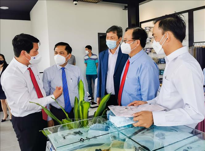 Lãnh đạo UBND TP Cần Thơ tham quan cửa hàng Việt Tiến House Ô Môn. Ảnh: Thanh Liêm - TTXVN