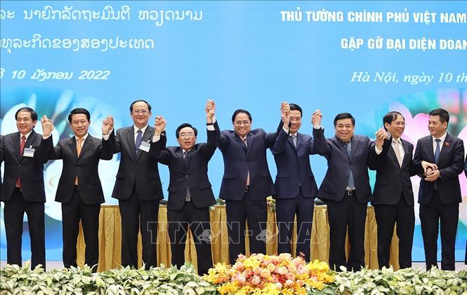 Trong ảnh: Thủ tướng Phạm Minh Chính và Thủ tướng Lào Phankham Viphavanh cùng các đại biểu tại buổi gặp gỡ doanh nghiệp hai nước. Ảnh: Dương Giang-TTXVN