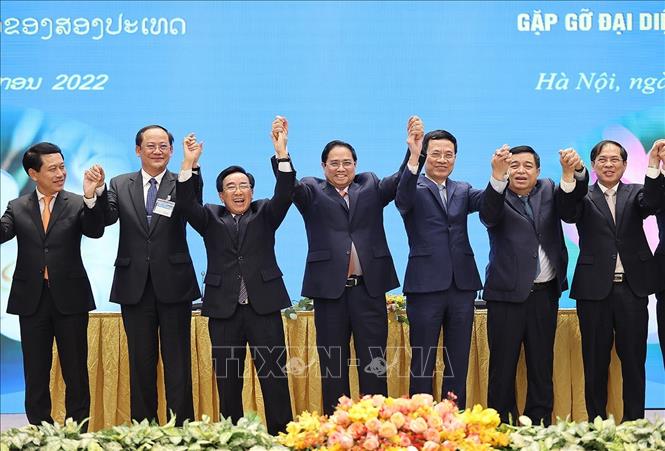 Trong ảnh: Thủ tướng Phạm Minh Chính và Thủ tướng Lào Phankham Viphavanh cùng các đại biểu tại buổi gặp gỡ doanh nghiệp hai nước. Ảnh: Dương Giang-TTXVN