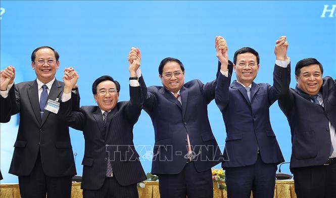 Trong ảnh: Thủ tướng Phạm Minh Chính và Thủ tướng Lào Phankham Viphavanh cùng các đại biểu tại buổi gặp gỡ doanh nghiệp hai nước. Ảnh: Dương Giang-TTXVN