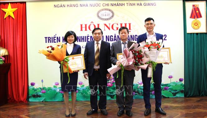 Giám đốc Ngân hàng Nhà nước Chi nhánh tỉnh Hà Giang Nguyễn Ngọc Hải trao tặng Bằng khen của Thống đốc Ngân hàng Nhà nước Việt Nam cho các tập thể, cá nhân đạt thành tích xuất sắc năm 2021. Ảnh: Minh Tâm-TTXVN